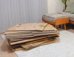 平積みのダンボールの写真