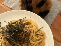 パスタをランチョンマットに置こうとしたら…　先客に「食べていいってことですか？」