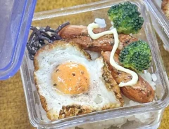 目玉焼きとウインナー入りの『タッパー弁当』　よく見ると？「最高傑作」「天才だ」