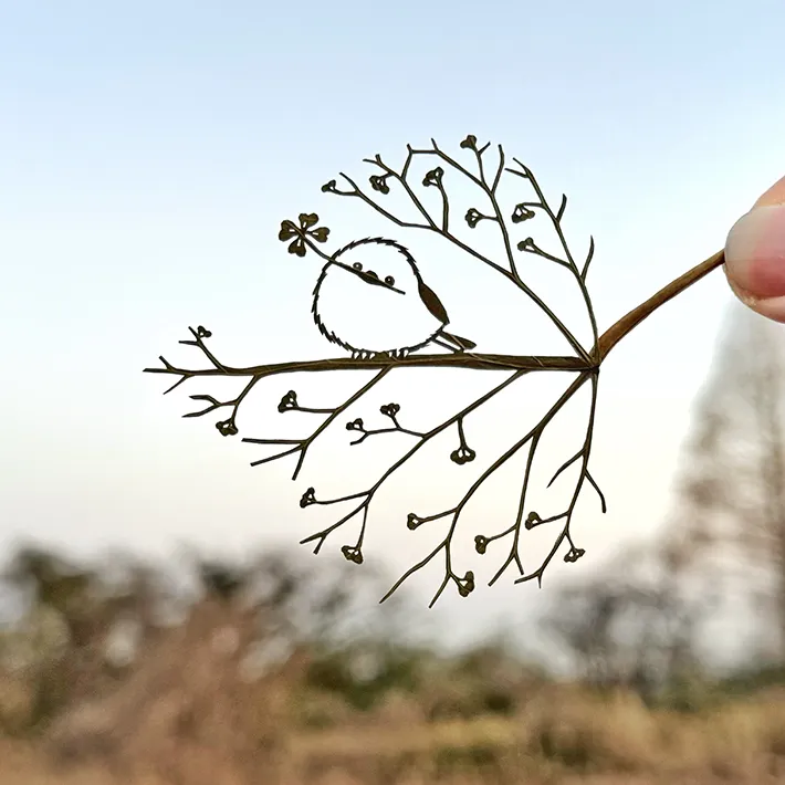 葉っぱ切り絵のシマエナガの写真