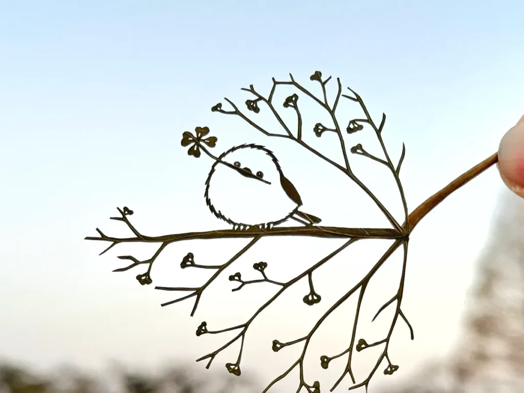 葉っぱ切り絵のシマエナガの写真