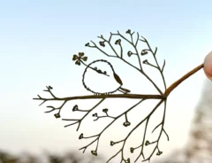 葉っぱ切り絵のシマエナガの写真