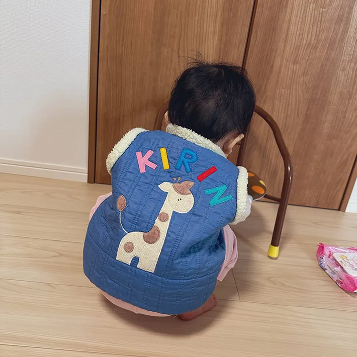 昭和のベビー服を着た子供