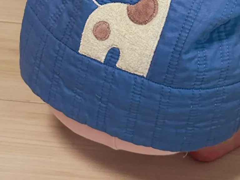 昭和のベビー服を着た子供