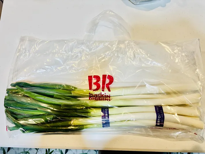 ネギが入っているサーティワンの袋の写真