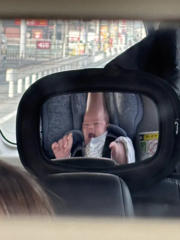 ベビーミラーに映る赤ちゃんの写真