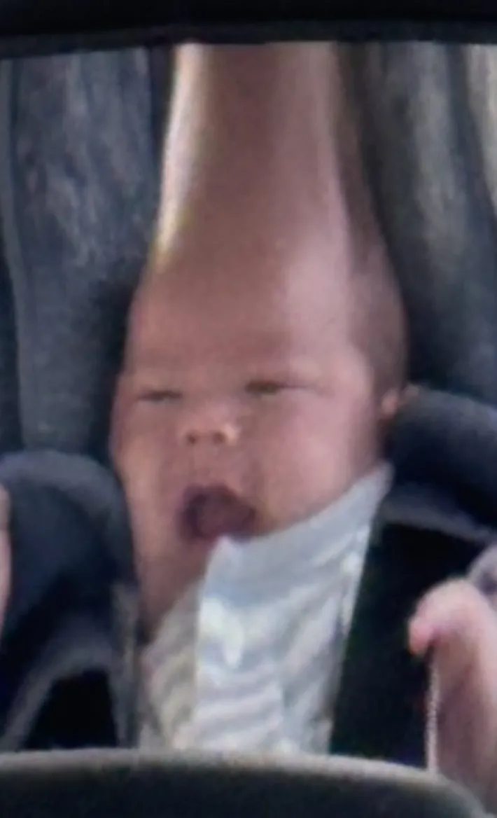 ベビーミラーに映る赤ちゃんの写真