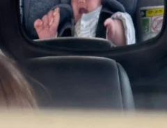 ベビーミラーに映る赤ちゃんの写真