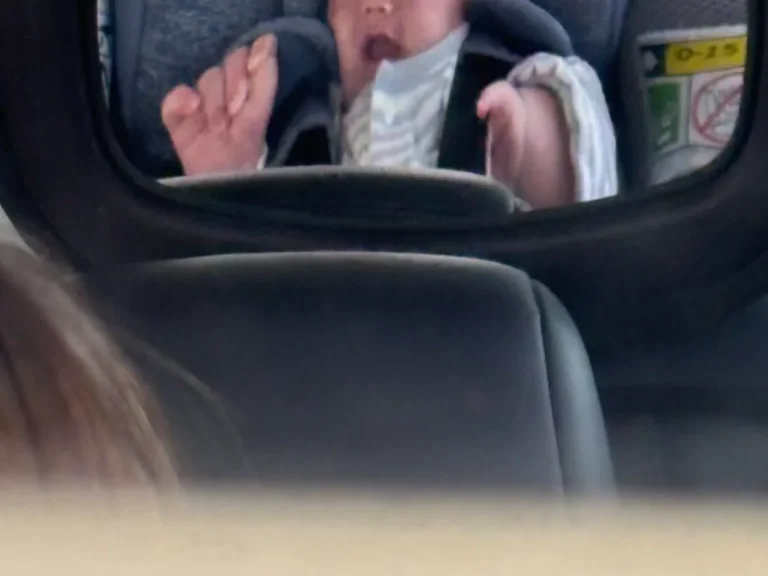 ベビーミラーに映る赤ちゃんの写真