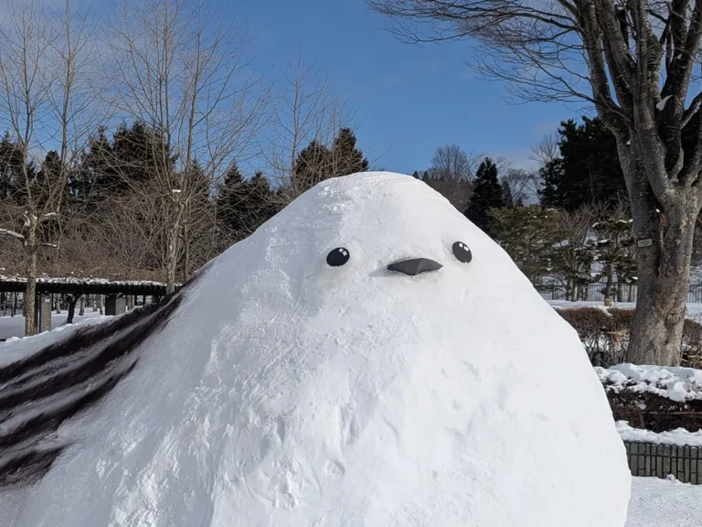 雪でできたシマエナガ滑り台の写真