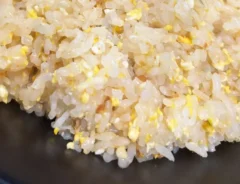 糸コンニャクで作ったチャーハンの写真