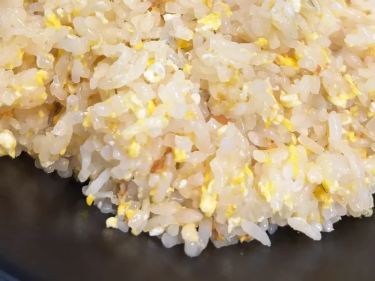 糸コンニャクで作ったチャーハンの写真