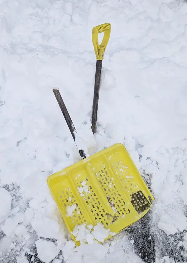 ホームセンターで買った雪かきショベルの写真