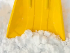 雪かきのショベルを壊した男性　ホームセンターで買ったものが？「最強で笑った」「自分も買おうかな」