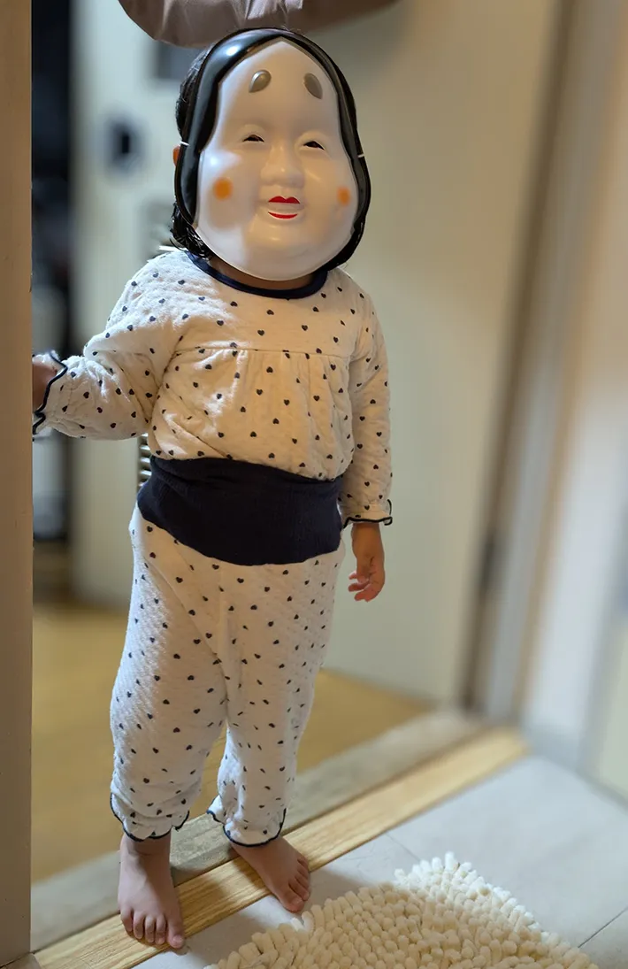 お面をかぶる女の子の写真