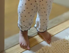 お面をかぶる女の子の写真