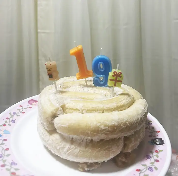 バナナで作った誕生日ケーキの写真
