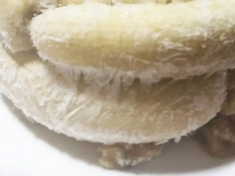 バナナで作った誕生日ケーキの写真