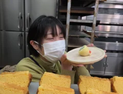 花束の練り切りを持つ若女将