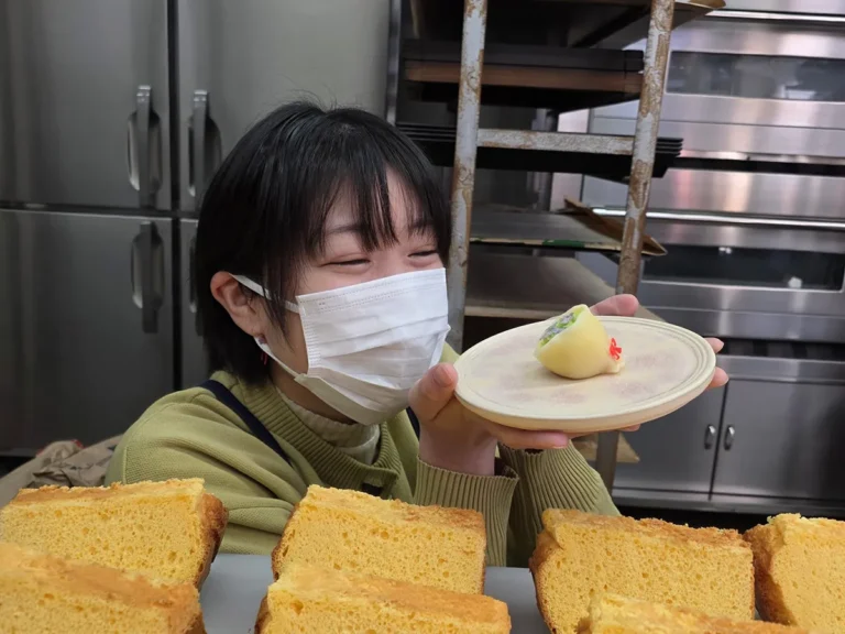 花束の練り切りを持つ若女将