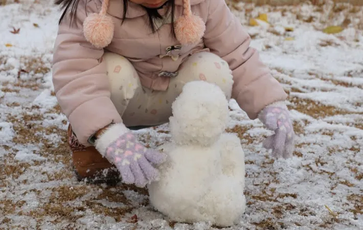 『雪だるまを作る子供』の写真（撮影：エニママ）
