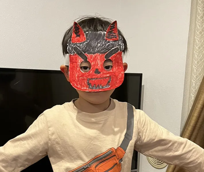鬼の面をつけた男児