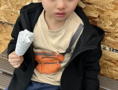 半べそでアイス食べる男児