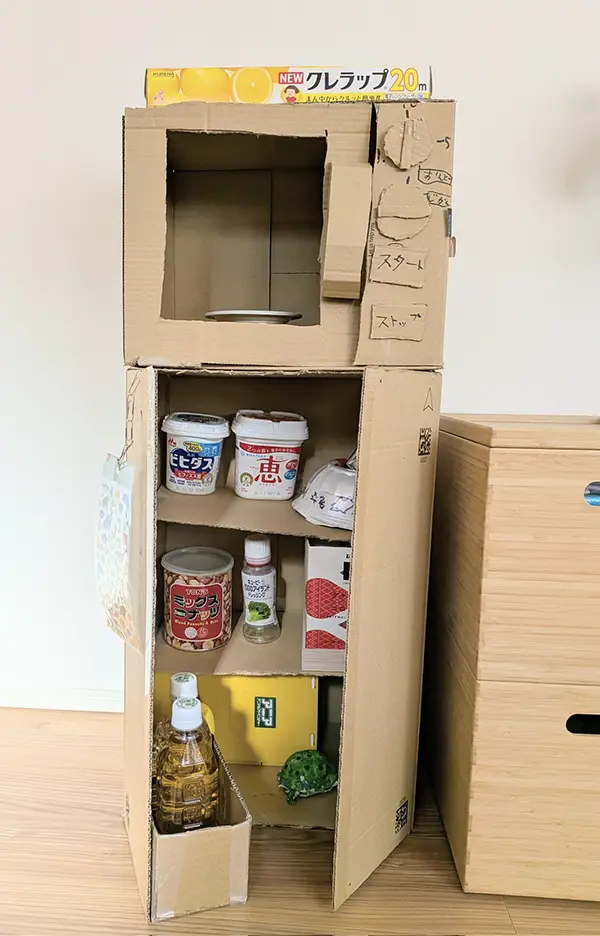 8歳児が作ったダンボールの家電の写真