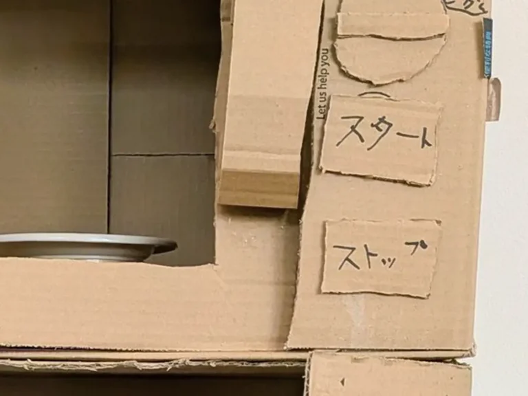 8歳児が作ったダンボールの家電の写真