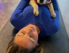 女性と子犬の写真