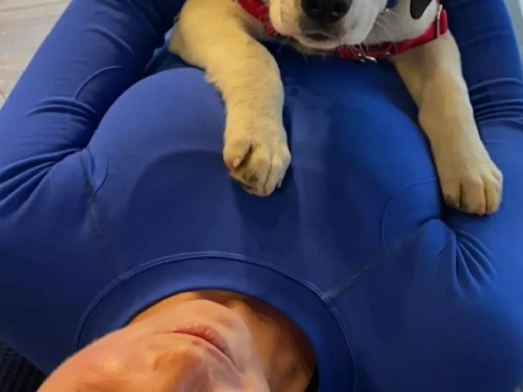 女性と子犬の写真