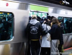 電車の『リュックマナー』がネットで議論　「本当に迷惑」「一体どうしろと？」