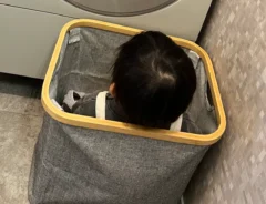 洗濯機を見る男の子の写真