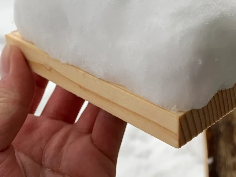 雪で作った蒲鉾の写真