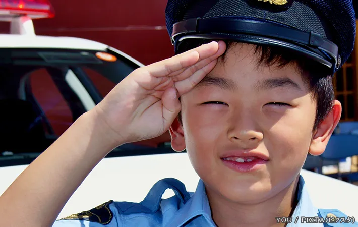 子供が敬礼する写真