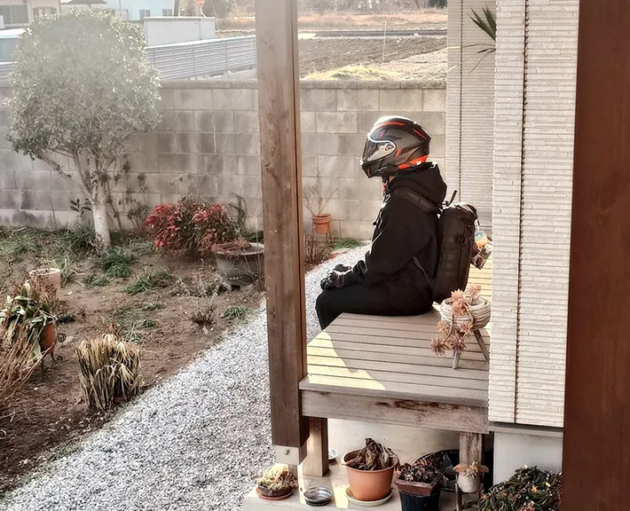 日向ぼっこをする人の写真