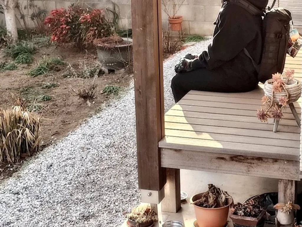 日向ぼっこをする人の写真