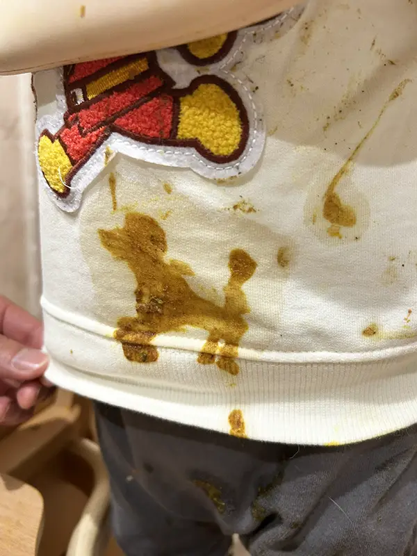 カレーをこぼした子供の写真