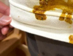 カレーをこぼした子供の写真