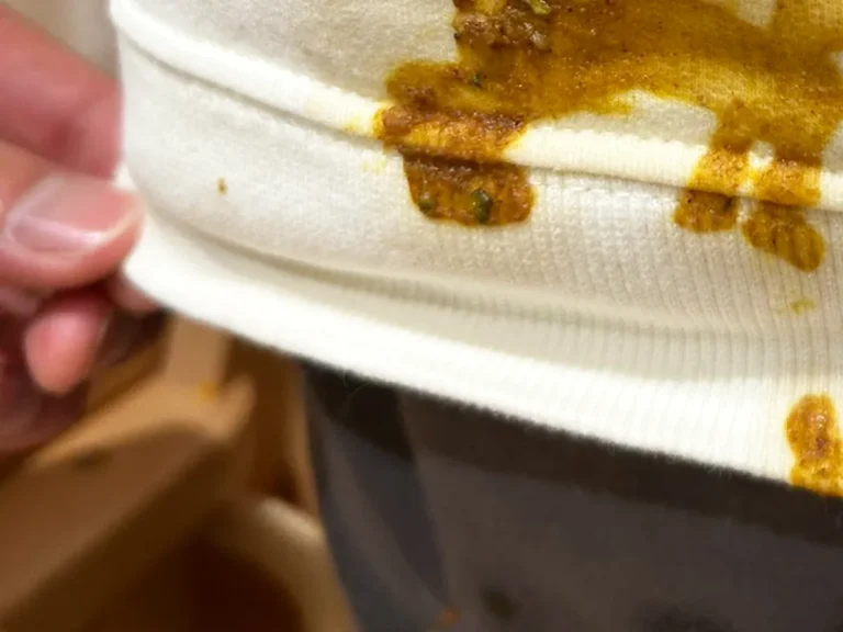 カレーをこぼした子供の写真