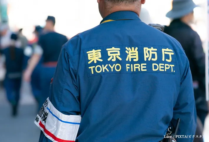 消防隊員の後ろ姿の写真