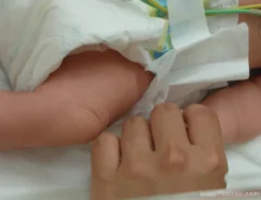 NICUに入院中の赤ちゃん、父親が抱っこを拒否した理由が？　「涙がこぼれた」「いい話」