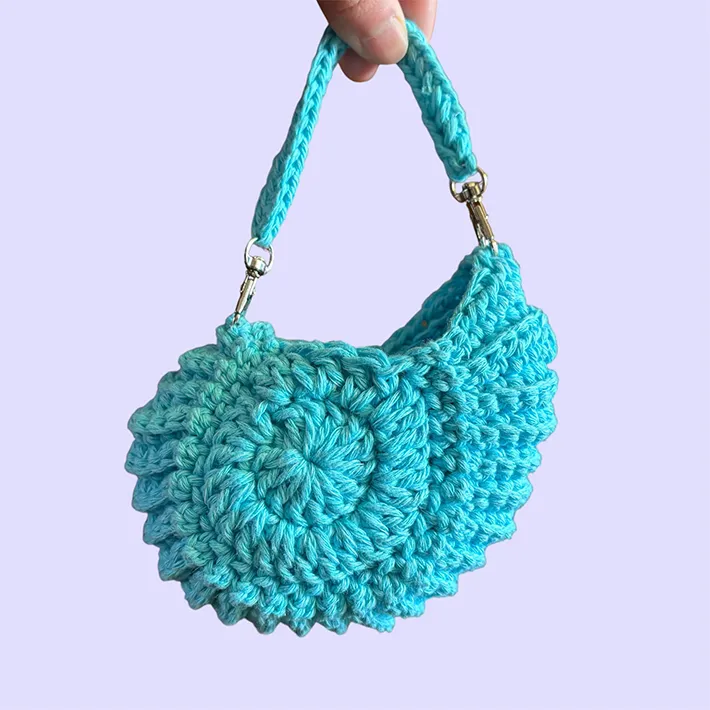 かぎ針編みの小物入れの写真