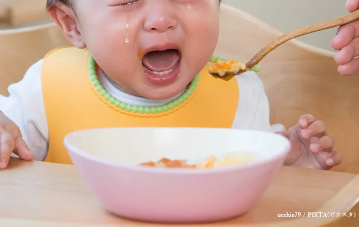 泣く子供の写真