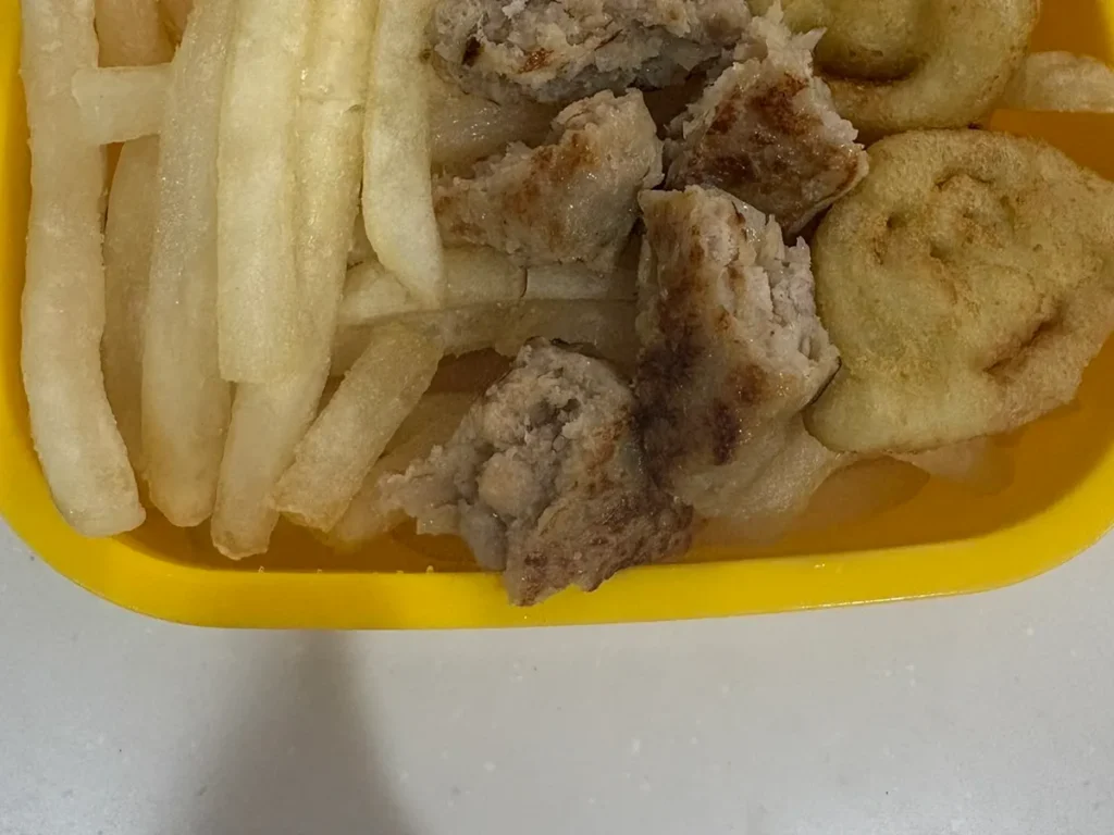 ポテトが詰まった弁当の写真