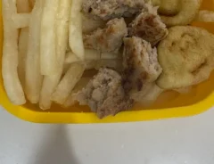 ポテトが詰まった弁当の写真