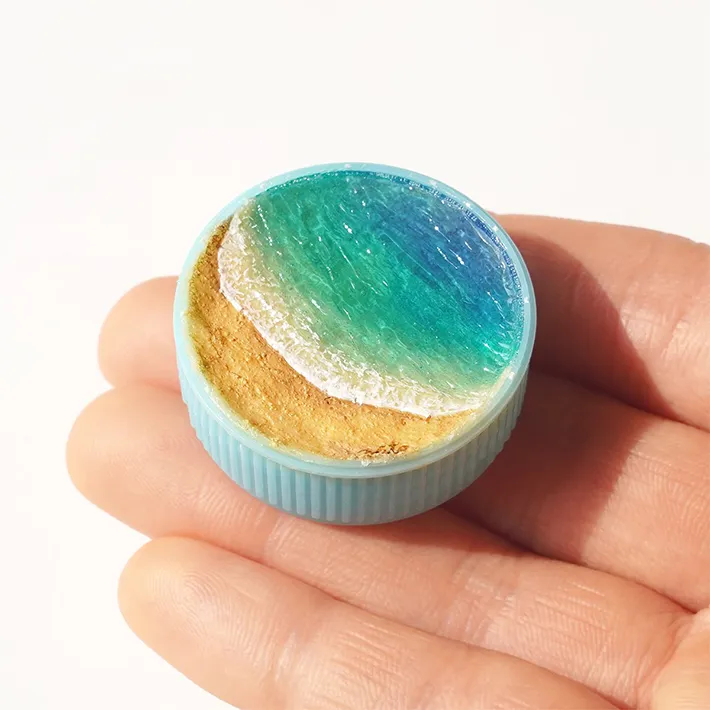 ペットボトルの蓋の裏に海を再現