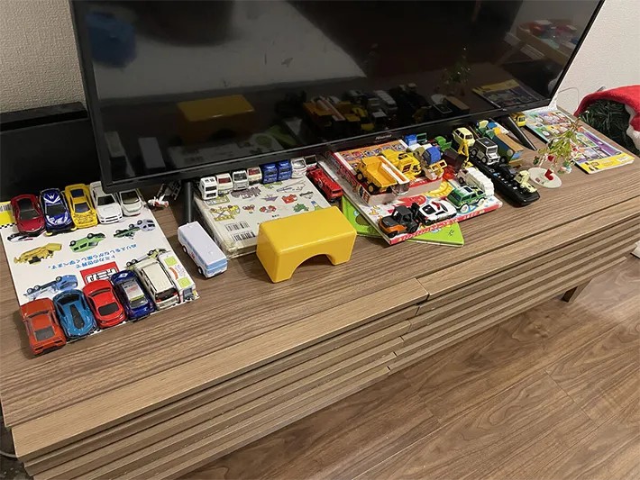 テレビ台に並べられたトミカの写真（撮影：エニママ）