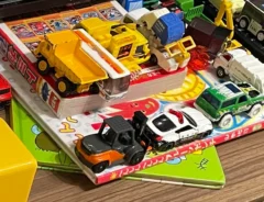3歳の息子に「床のトミカを片づけて！」と伝えたら…　片づけ方がナナメ上だった