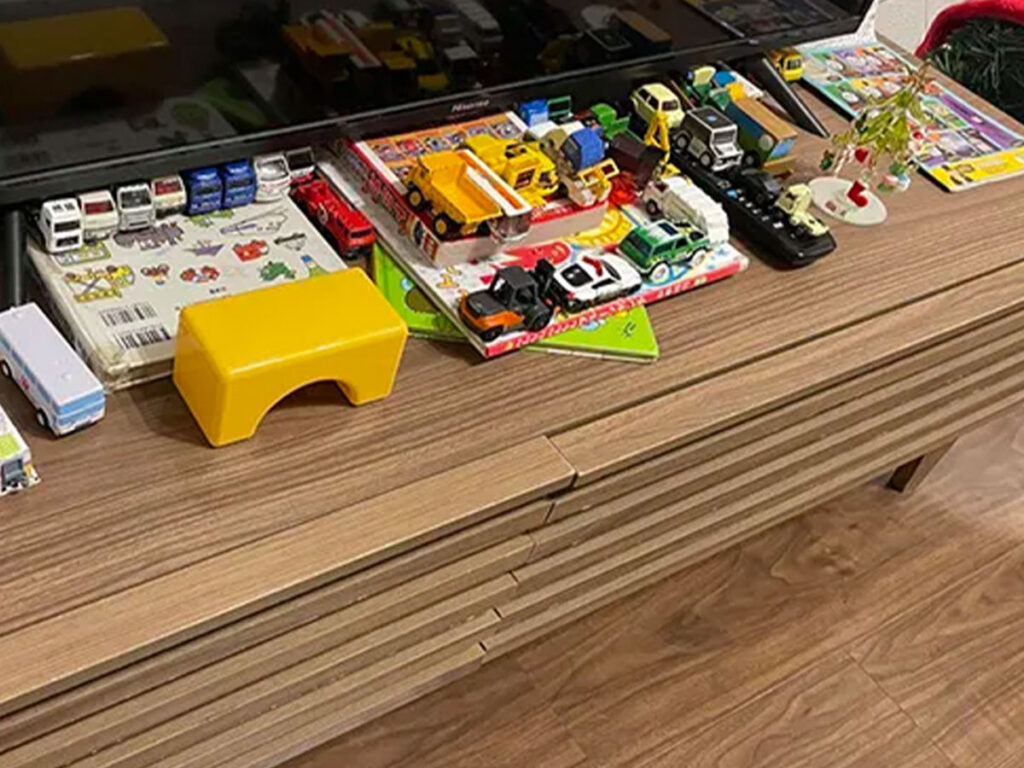 テレビ台に並べられたトミカの写真(撮影:エニママ)